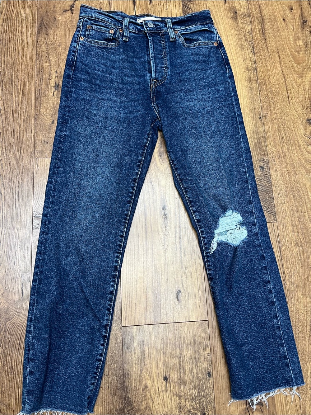 Levi’s Wedgie Straight-Leg Jeans in Dark Blue with Distressed Knee